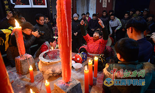 南丰县“搜傩圆傩”之夜 160多个傩班献上传统表演
