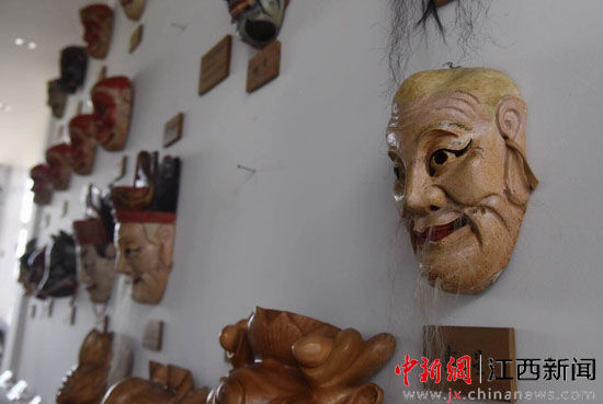 南丰县工艺师“玩木”40载 雕刻远古民间神话