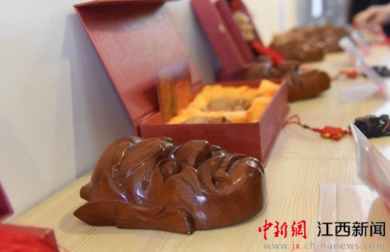 南丰县工艺师“玩木”40载 雕刻远古民间神话