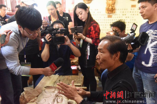 南丰县工艺师“玩木”40载 雕刻远古民间神话