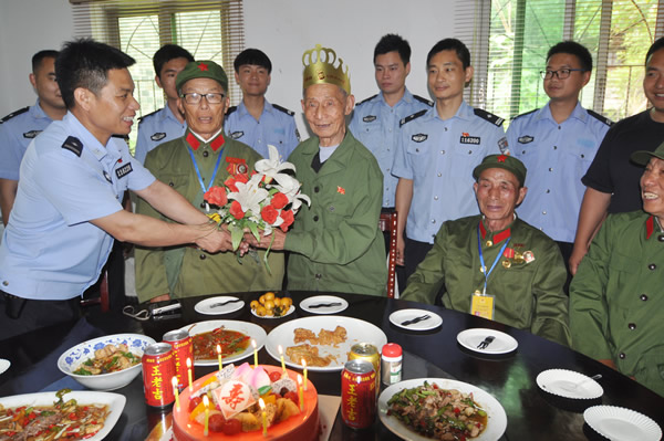 南丰公安民警为90岁的孤残老兵过生日送关爱