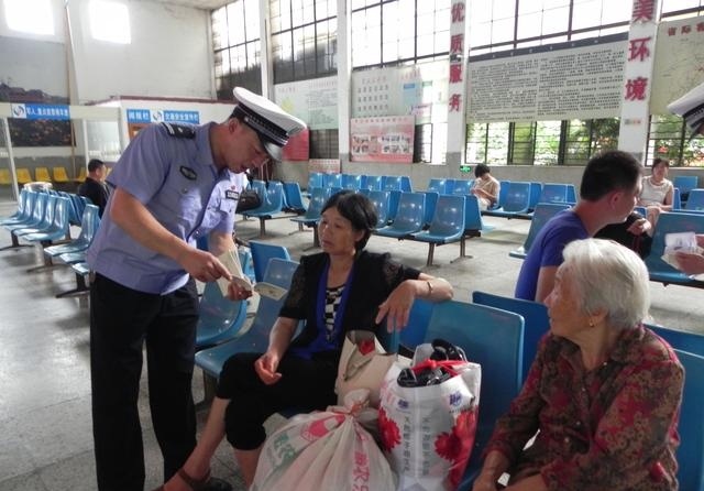 南丰交警开展夏季客运车辆宣传教育活动