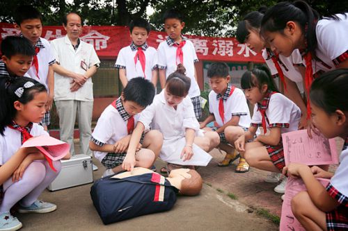 南丰县小学生开展溺水救助演练