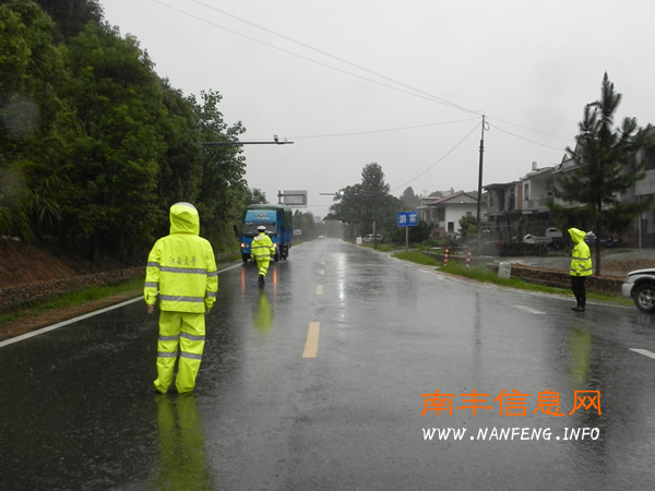 南丰交警严阵以待做好汛期交通安全畅通