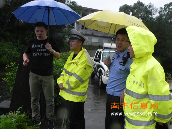南丰交警严阵以待做好汛期交通安全畅通